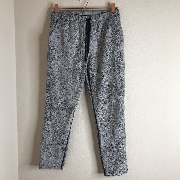 Lululemon jet pants in black and white - Picture 3 of 11